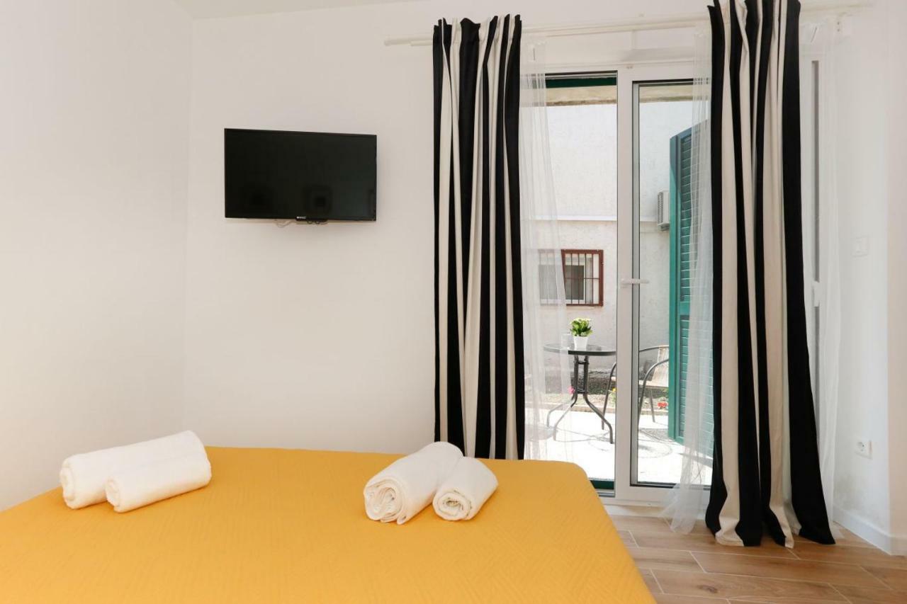 Apartments And Rooms Stone House Spalato Esterno foto