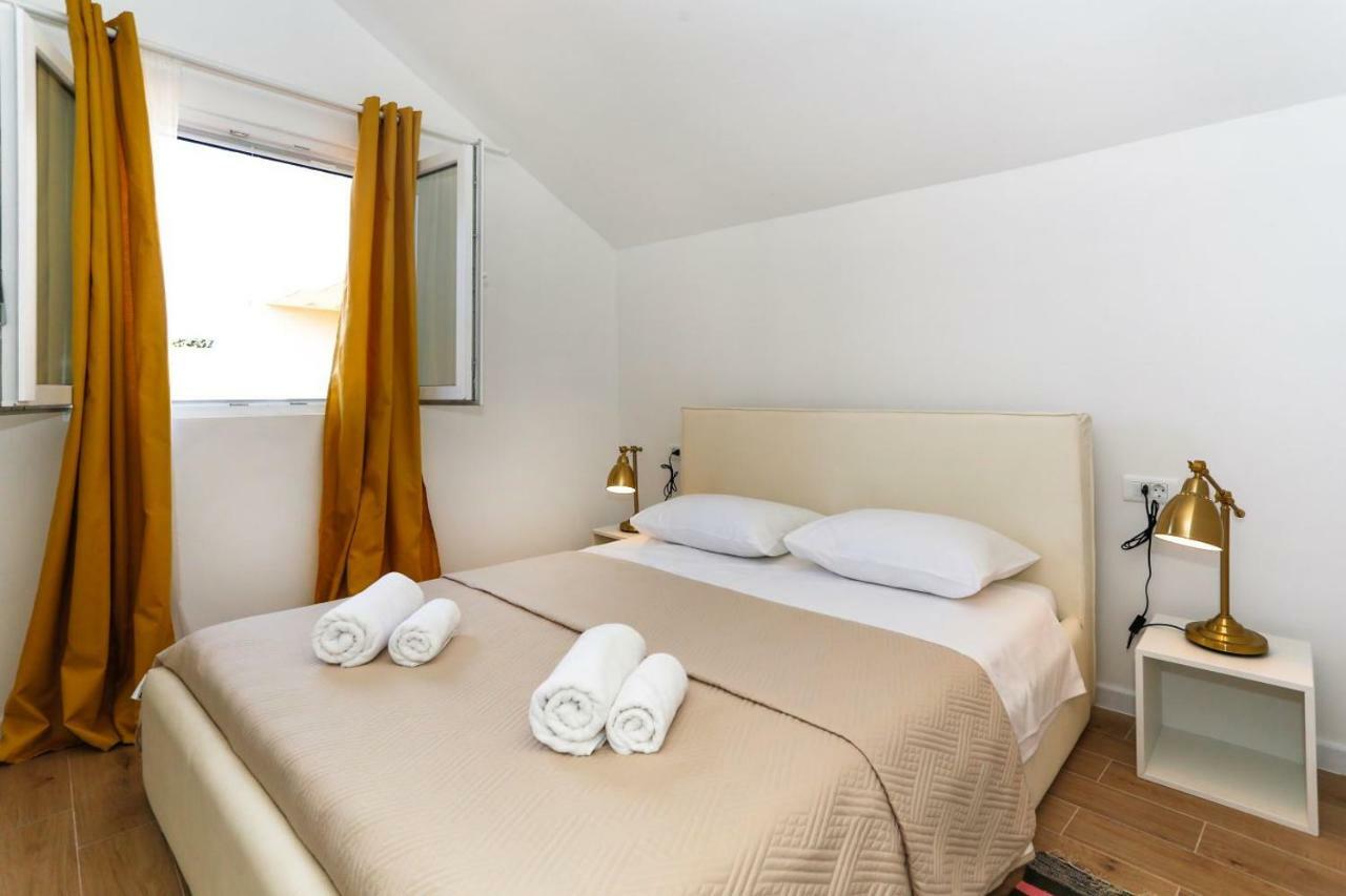 Apartments And Rooms Stone House Spalato Esterno foto